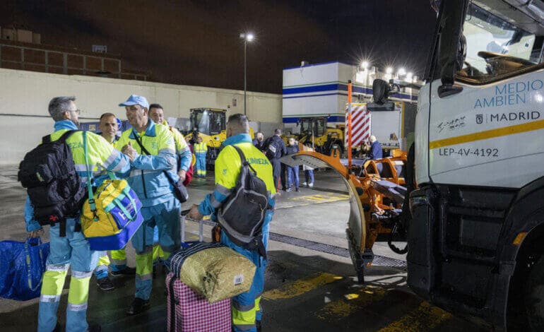 Los servicios municipales de limpieza y las grúas de EMT Madrid se desplazan a Valencia para ayudar en las zonas afectadas por la DANA