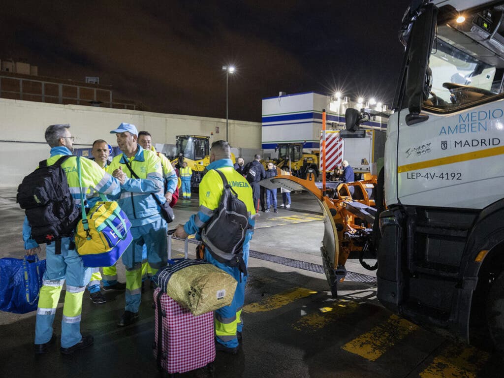 Los servicios municipales de limpieza y las grúas de EMT Madrid se desplazan a Valencia para ayudar en las zonas afectadas por la DANA