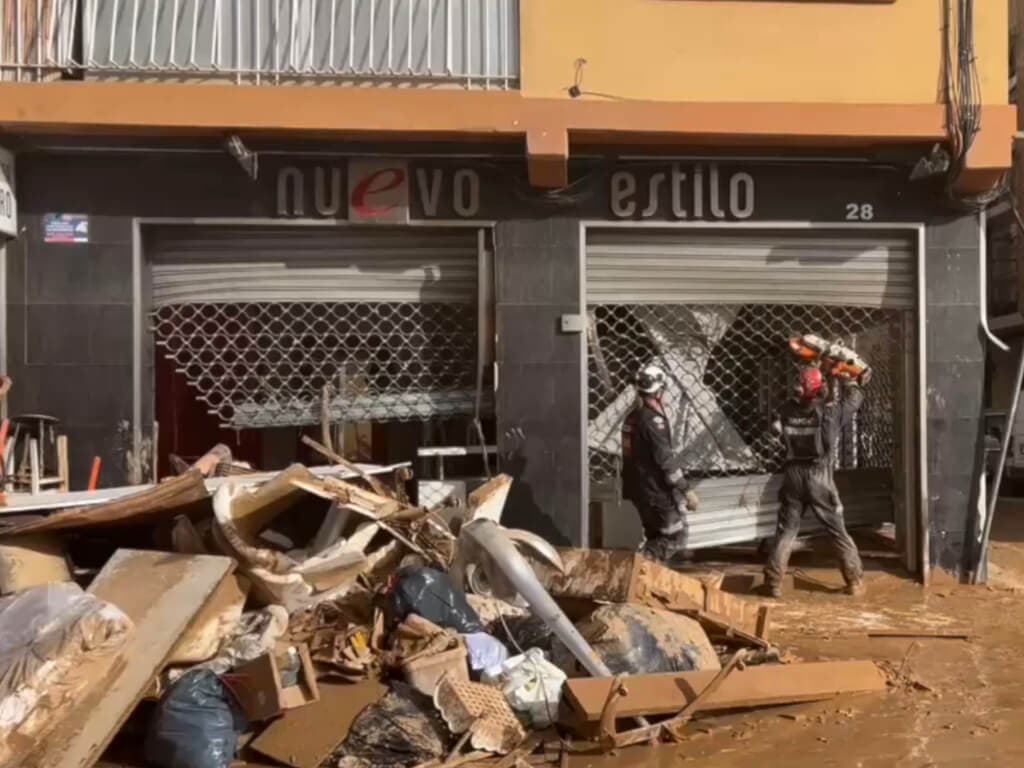 Ayuso anuncia el envío de más medios y recursos para ayudar a Valencia