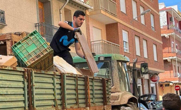 El alcalde de Torrejón se desplaza de voluntario a Valencia para ayudar a los afectados por la DANA