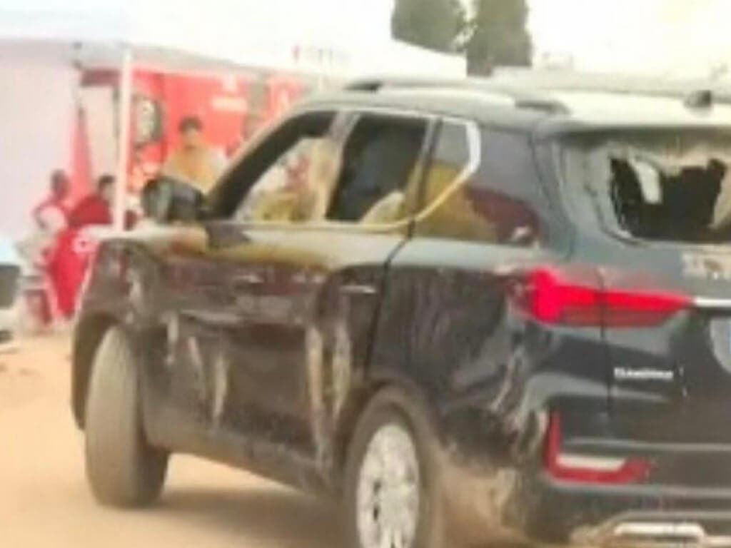 Detenido un vecino sin vinculación ultra por golpear el coche de Sánchez en Paiporta