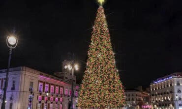 La Puerta del Sol de Madrid estrena un nuevo árbol de Navidad de 37 metros de altura