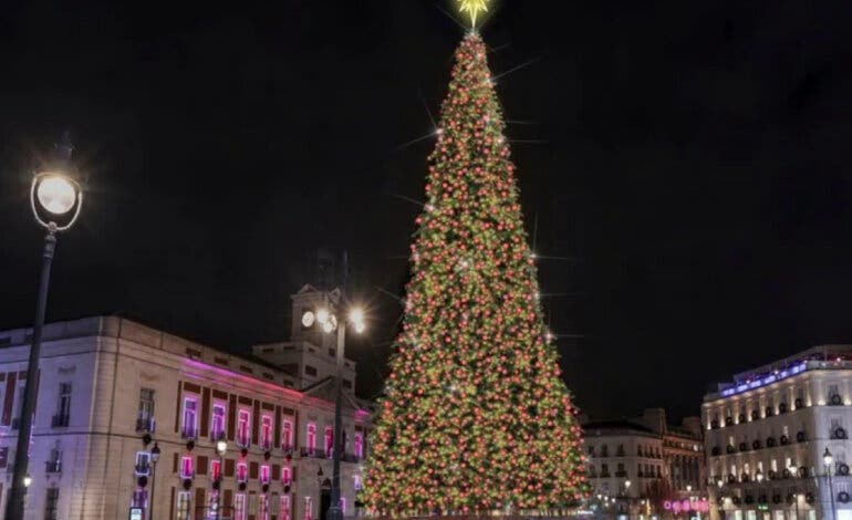 La Puerta del Sol de Madrid estrena un nuevo árbol de Navidad de 37 metros de altura