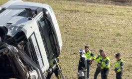 Aparatoso accidente en la A-5 con un camionero herido tras caer por un talud de 12 metros