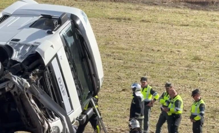 Aparatoso accidente en la A-5 con un camionero herido tras caer por un talud de 12 metros