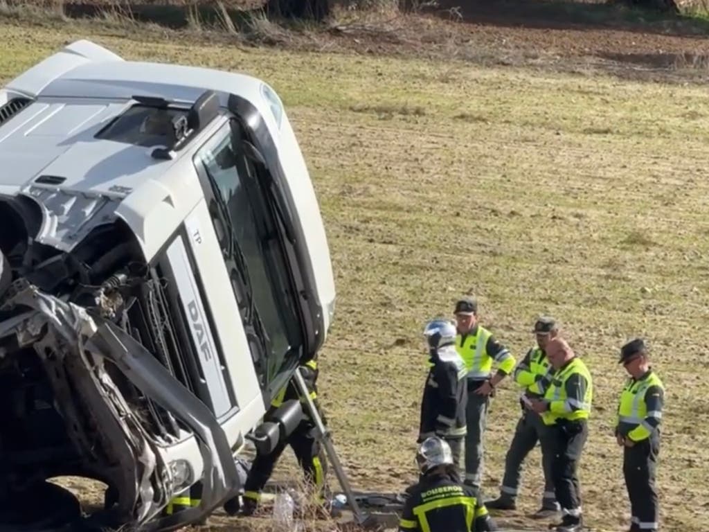 Aparatoso accidente en la A-5 con un camionero herido tras caer por un talud de 12 metros