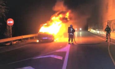 Arde una furgoneta en la M-206, a la altura de Torrejón