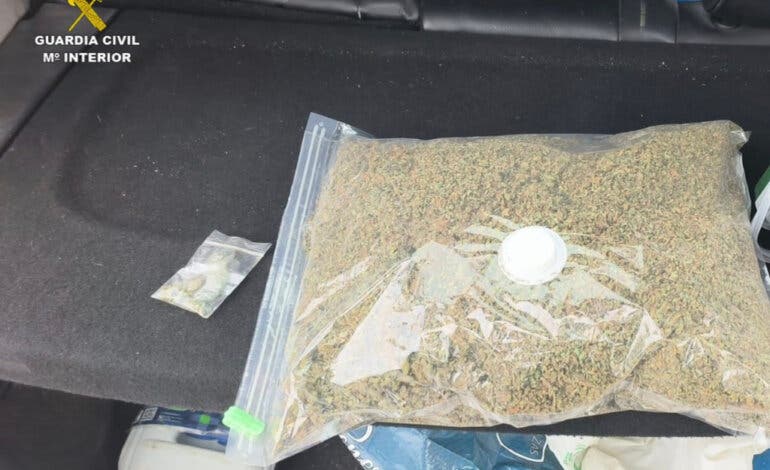 Detenido un conductor en Guadalajara que llevaba un kilo de marihuana en el maletero