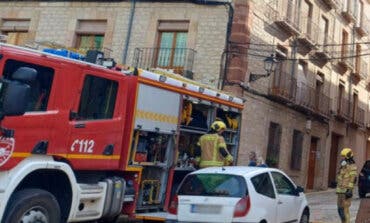 Un herido y dos edificios desalojados por un incendio en un trastero okupado en Sigüenza