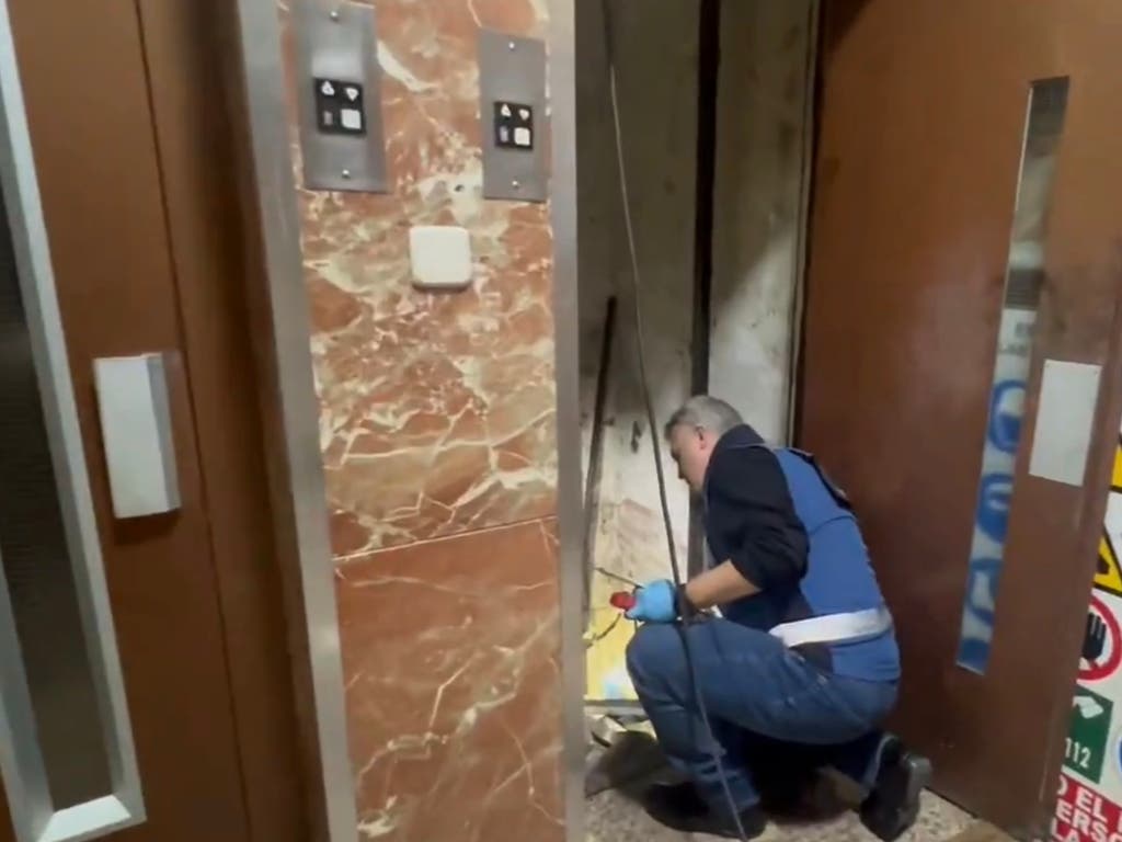 Herido grave un trabajador atrapado en un ascensor tras caerle encima un contrapeso en Madrid
