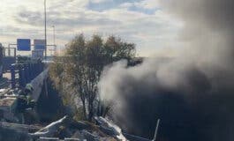 Dos camiones se incendian tras caer por un terraplén en la M-50