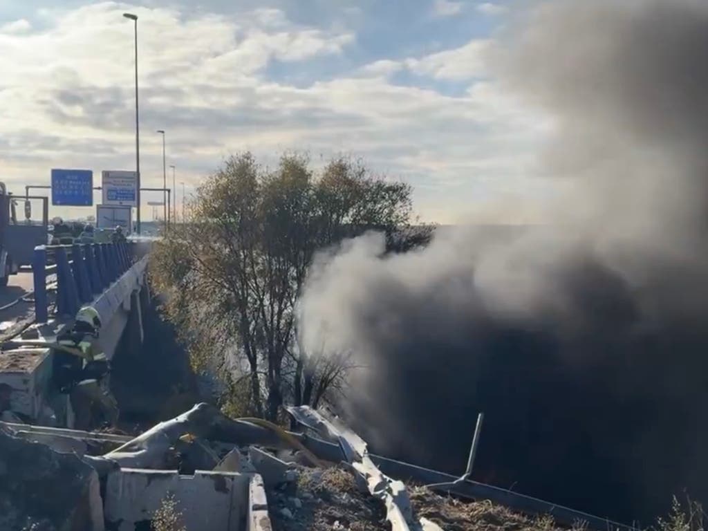 Dos camiones se incendian tras caer por un terraplén en la M-50