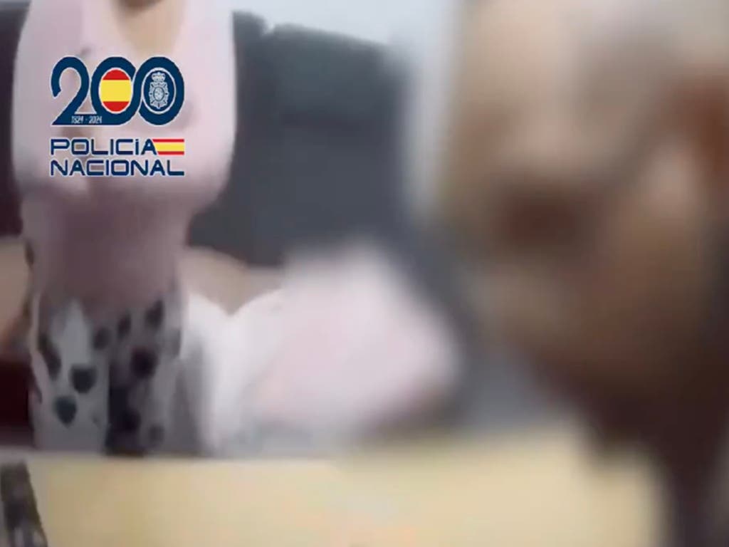 Policías salvan la vida a una niña de tres años que no podía respirar en Puente de Vallecas 