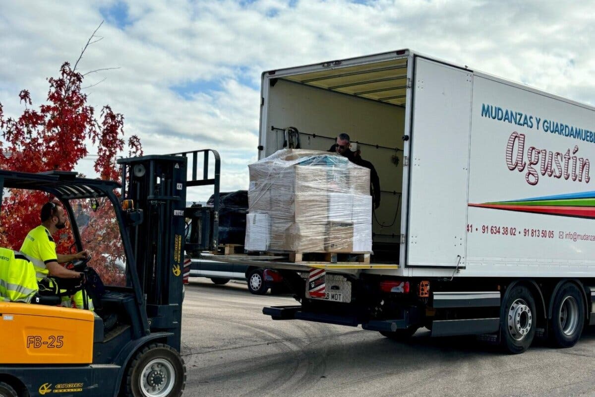 Un total de 45 vehículos trasladan 917 palés de ayuda de los madrileños hacia Valencia