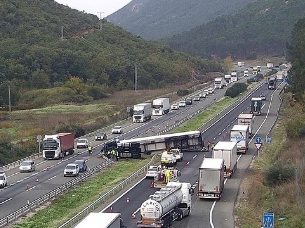 Tres heridos, entre ellos una niña, en un accidente en la A-2