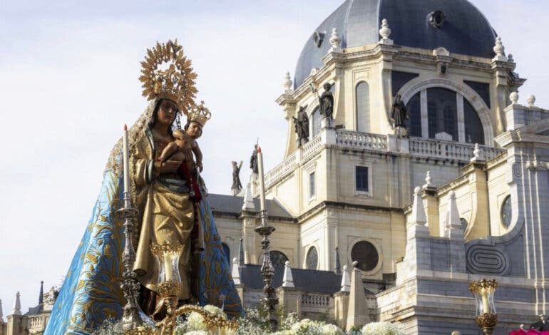 Madrid celebra La Almudena con música, degustación de la corona, ofrenda floral y procesión