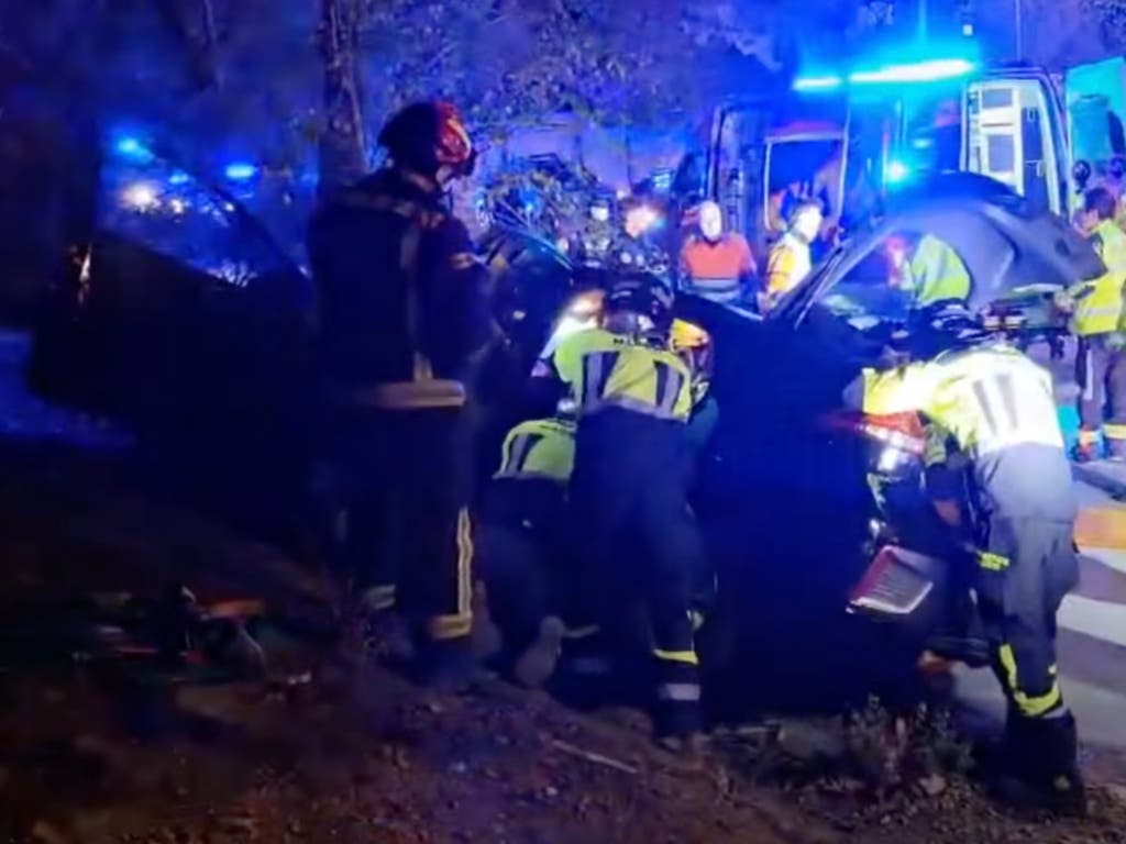 Herido grave un conductor VTC tras chocar contra un árbol en Puente de Vallecas 