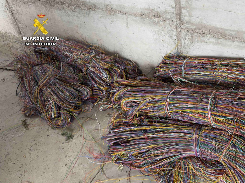 Detenidos cuatro trabajadores de una empresa de Guadalajara por robar 7 kilómetros de cable de telefonía 
