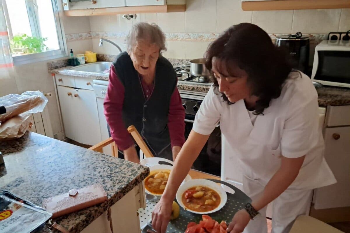 11 mujeres trabajan y se forman en Ambite ayudando a 40 mayores del pueblo