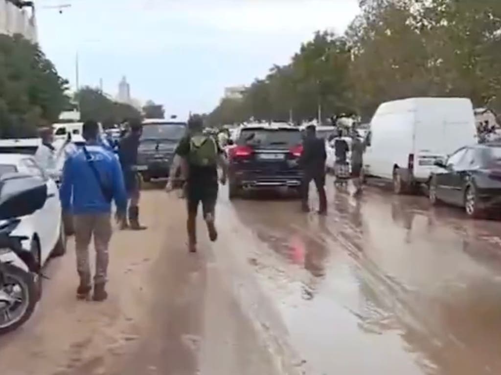 Ya son tres los vecinos detenidos por golpear el coche de Sánchez en Paiporta