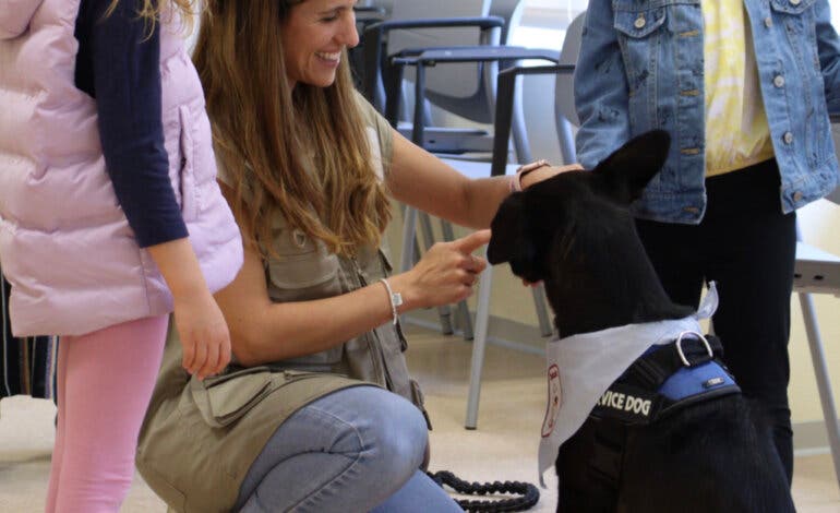 El Hospital de Torrejón incorpora la terapia asistida con animales para niños con autismo