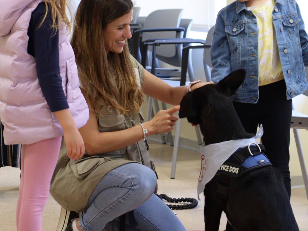 El Hospital de Torrejón incorpora la terapia asistida con animales para niños con autismo
