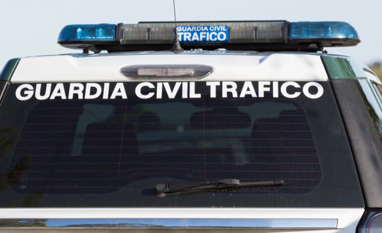 El vuelco de un camión portacoches obliga al corte total de la A-2 en Guadalajara