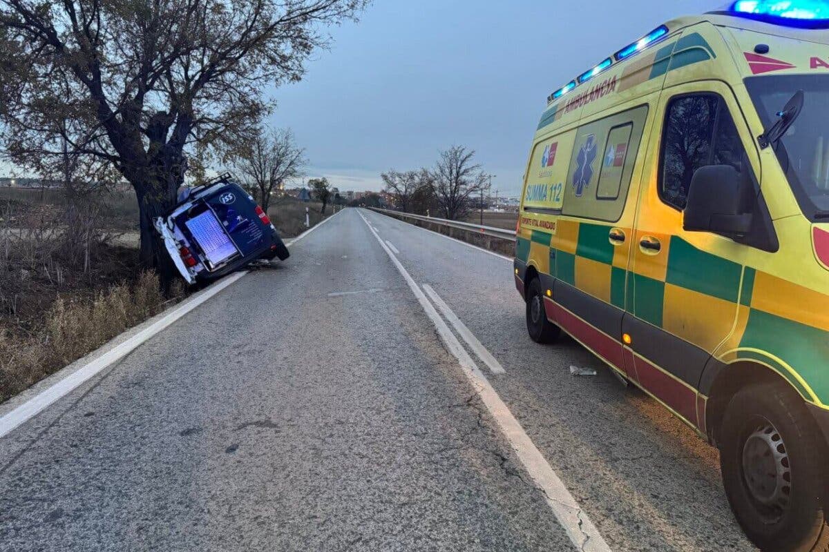 Herido grave el conductor de una furgoneta tras chocar contra un árbol en Meco 
