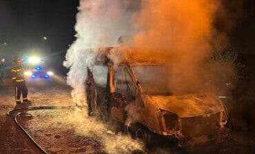 Una furgoneta sale ardiendo en la M-501