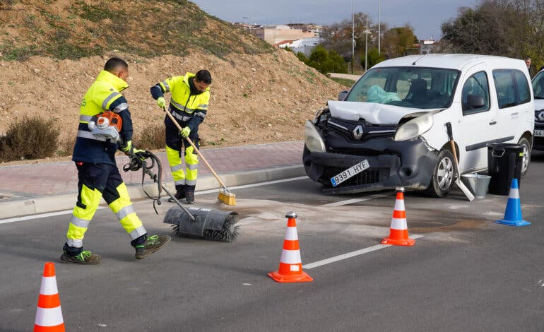 Torrejón estrena un nuevo servicio de limpieza para retirar residuos tras un accidente de tráfico
