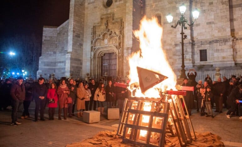 Alcalá de Henares celebra este fin de semana Santa Lucía con pasacalles, un festival folk y la tradicional hoguera