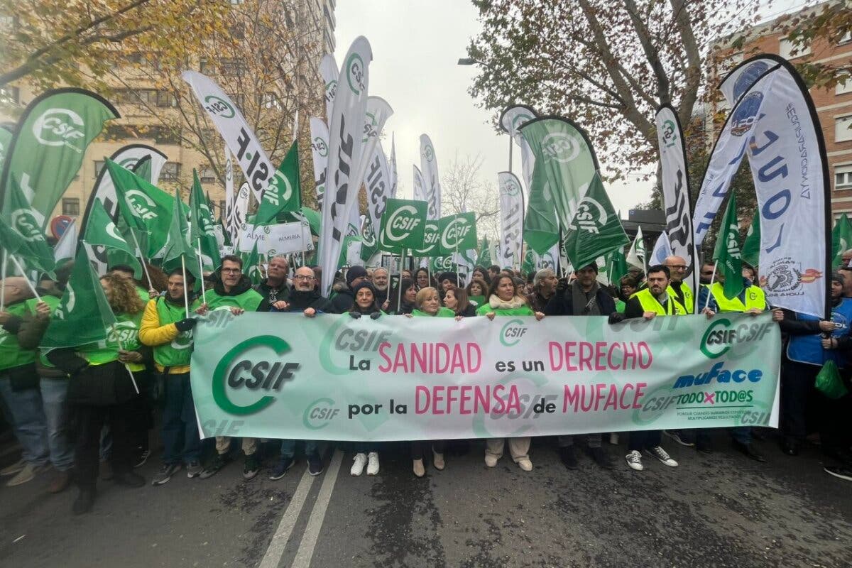 Unos 35.000 funcionarios se manifiestan en Madrid para exigir al Gobierno la continuidad de Muface