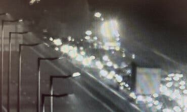 Un camión sale ardiendo en la A-2 tras un accidente en Alcalá de Henares