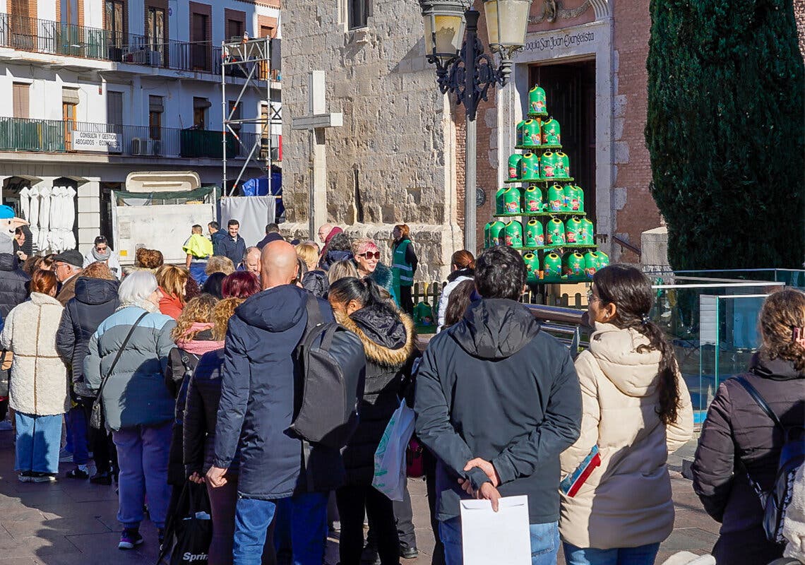 Ecovidrio sortea hoy en Torrejón 100 miniglús con la imagen de los Guachis