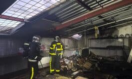 Un incendio afecta a la cubierta de varias naves en Alcalá de Henares