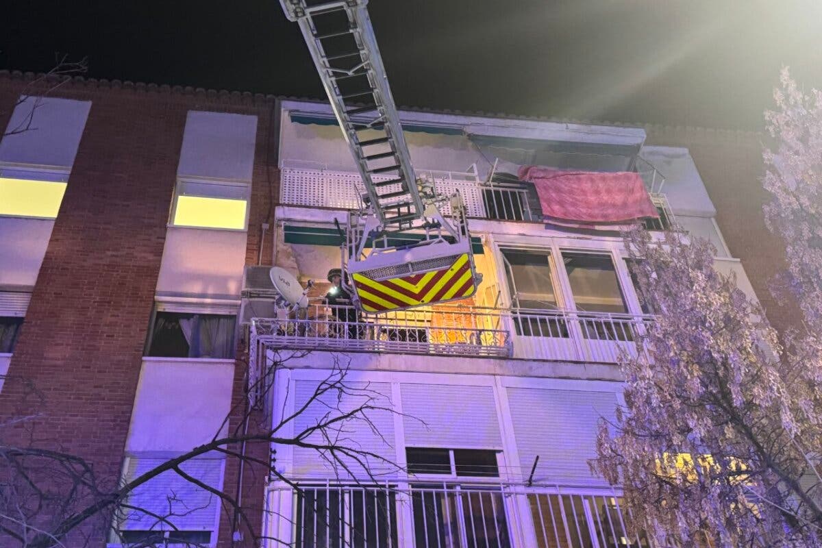 Nueve intoxicados en el incendio de un edificio de cuatro plantas en Aranjuez
