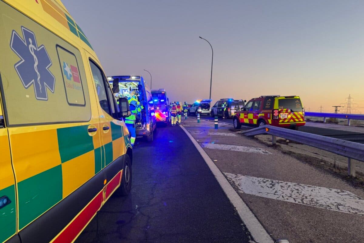 Herida grave una conductora tras chocar contra un autobús interurbano en la A-1