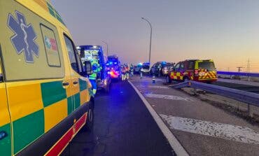 Herida grave una conductora tras chocar contra un autobús interurbano en la A-1