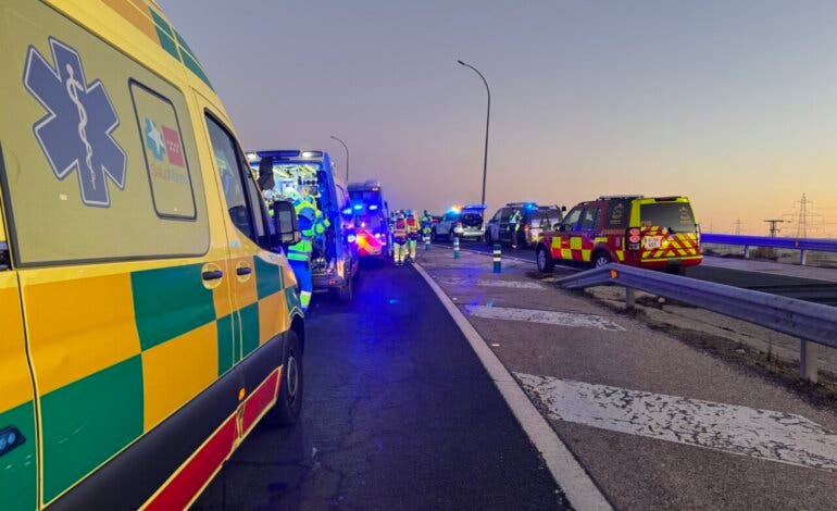 Herida grave una conductora tras chocar contra un autobús interurbano en la A-1