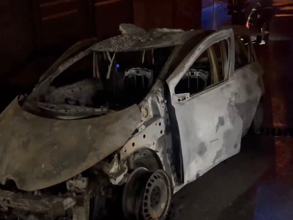 Arde un coche eléctrico en un aparcamiento público en Madrid