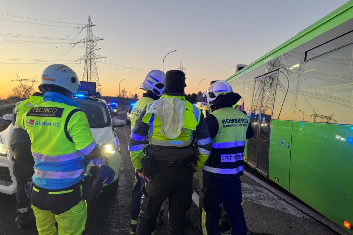 Muere la conductora que circuló en sentido contrario por la A-1 y chocó contra un autobús interurbano