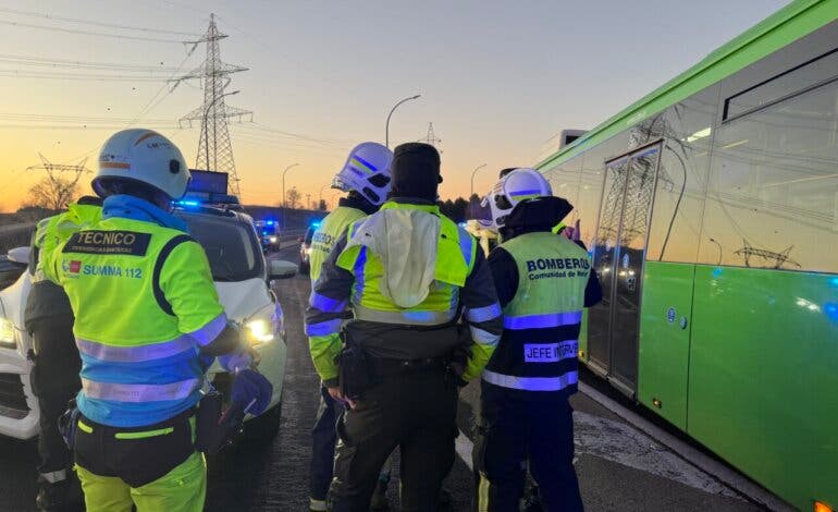 Muere la conductora que circuló en sentido contrario por la A-1 y chocó contra un autobús interurbano