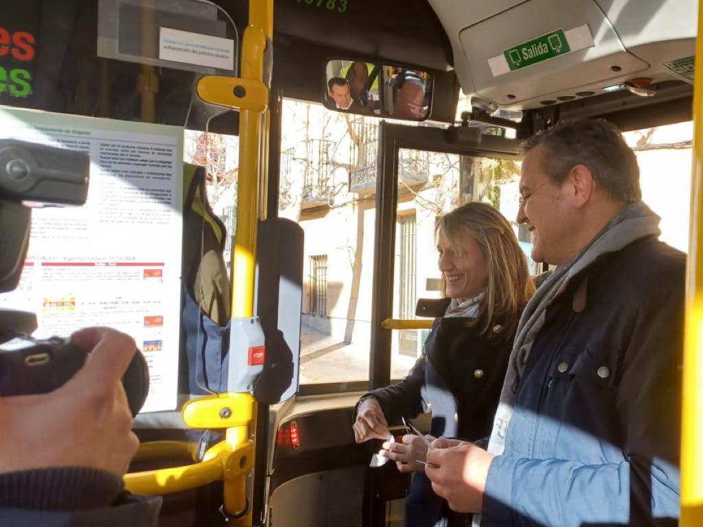 El pago con tarjeta en los autobuses urbanos, ya disponible en Torrejón, Arganda y otros dos municipios 