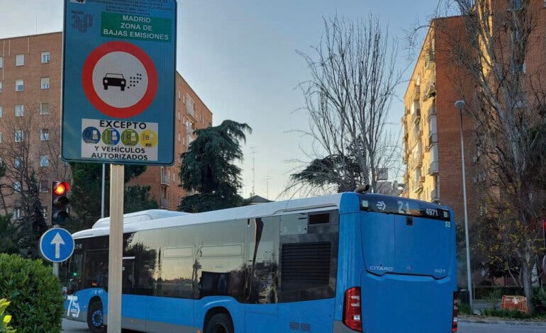 Madrid no multará en 2025 a los vehículos sin etiqueta ambiental empadronados en la capital 