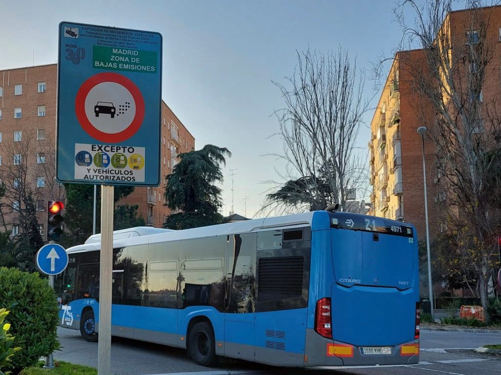 Madrid no multará en 2025 a los vehículos sin etiqueta ambiental empadronados en la capital 