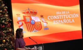 Ayuso reivindica la Constitución Española y recuerda que no se puede «gobernar a cualquier precio»