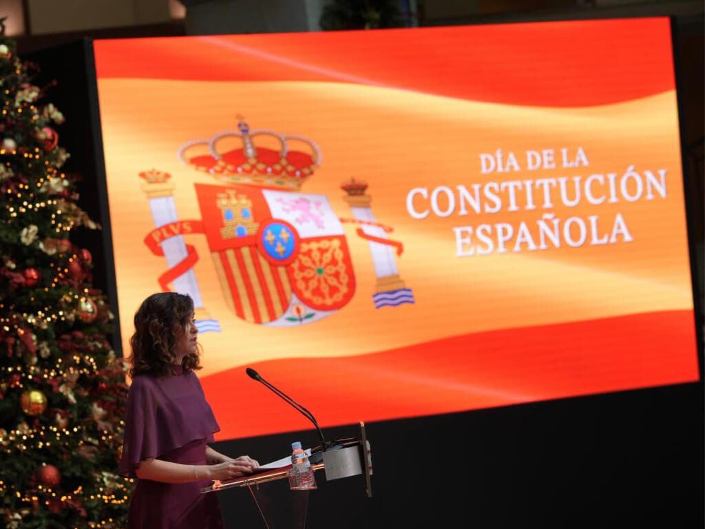 Ayuso reivindica la Constitución Española y recuerda que no se puede «gobernar a cualquier precio»
