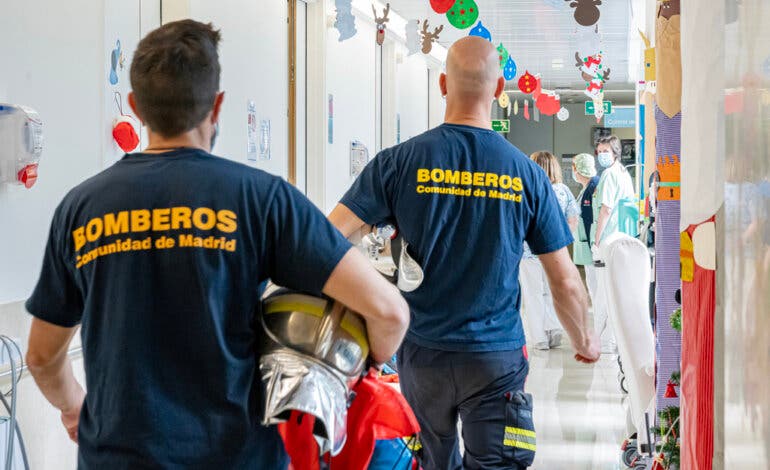 Los bomberos visitan a los niños ingresados en los hospitales de Alcalá, Torrejón, Coslada y Arganda 