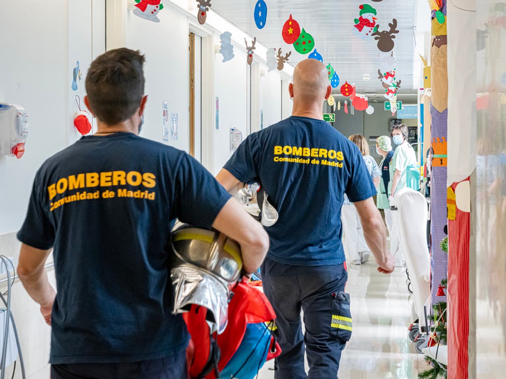 Los bomberos visitan a los niños ingresados en los hospitales de Alcalá, Torrejón, Coslada y Arganda 