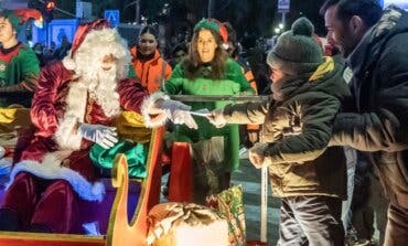 Papá Noel desfiló por las calles de Guadalajara con su coche trineo